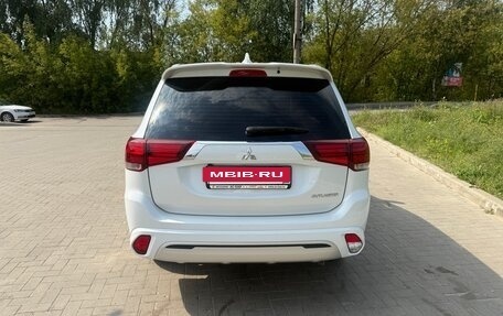 Mitsubishi Outlander III рестайлинг 3, 2022 год, 3 050 000 рублей, 3 фотография
