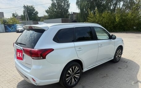 Mitsubishi Outlander III рестайлинг 3, 2022 год, 3 050 000 рублей, 4 фотография