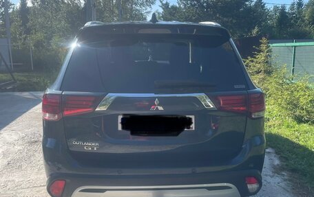 Mitsubishi Outlander III рестайлинг 3, 2020 год, 3 400 000 рублей, 4 фотография
