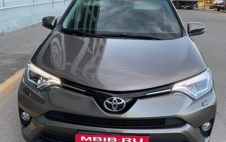 Toyota RAV4, 2018 год, 2 400 000 рублей, 10 фотография