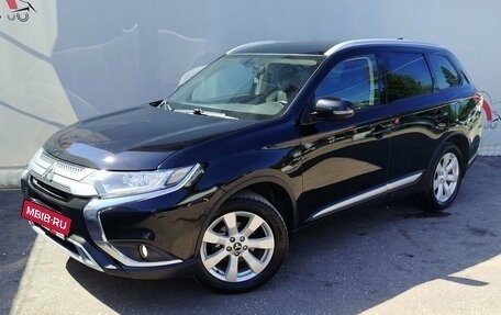 Mitsubishi Outlander III рестайлинг 3, 2019 год, 1 565 000 рублей, 2 фотография
