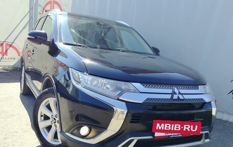 Mitsubishi Outlander III рестайлинг 3, 2019 год, 1 565 000 рублей, 4 фотография