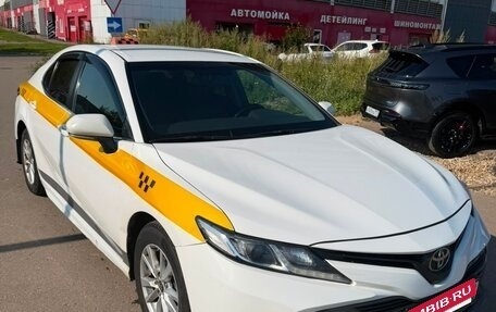 Toyota Camry, 2021 год, 1 820 000 рублей, 2 фотография