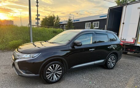 Mitsubishi Outlander III рестайлинг 3, 2019 год, 1 850 000 рублей, 2 фотография