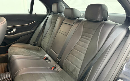 Mercedes-Benz E-Класс, 2021 год, 4 500 000 рублей, 19 фотография