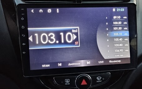 Hyundai Solaris II рестайлинг, 2011 год, 700 000 рублей, 21 фотография