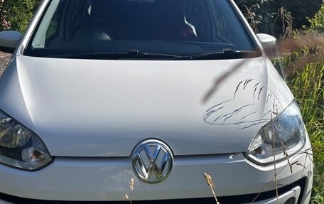 Volkswagen up! I рестайлинг, 2013 год, 695 000 рублей, 2 фотография