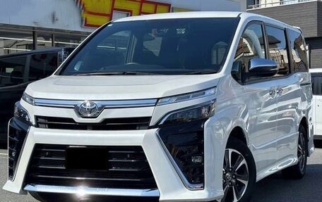 Toyota Voxy III, 2021 год, 1 900 000 рублей, 3 фотография