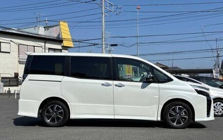 Toyota Voxy III, 2021 год, 1 900 000 рублей, 4 фотография