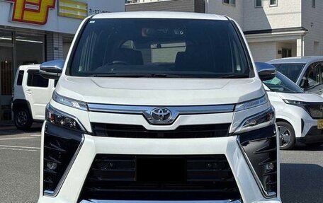 Toyota Voxy III, 2021 год, 1 900 000 рублей, 2 фотография