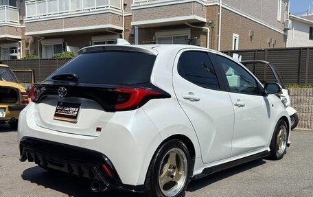 Toyota Yaris, 2023 год, 980 001 рублей, 6 фотография
