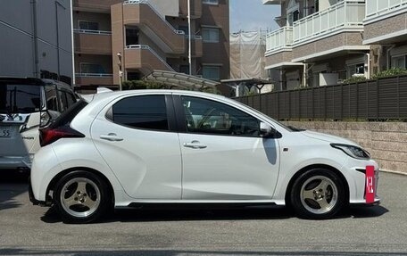 Toyota Yaris, 2023 год, 980 001 рублей, 7 фотография