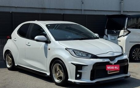 Toyota Yaris, 2023 год, 980 001 рублей, 8 фотография