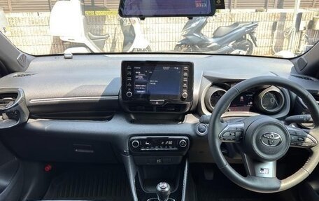 Toyota Yaris, 2023 год, 980 001 рублей, 12 фотография