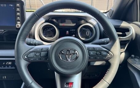 Toyota Yaris, 2023 год, 980 001 рублей, 13 фотография