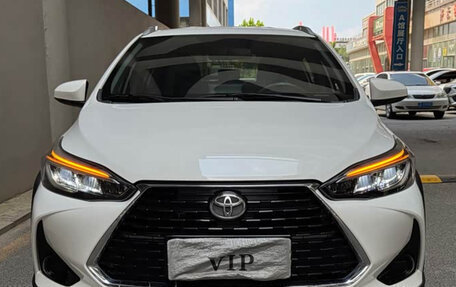 Toyota Yaris, 2022 год, 1 450 000 рублей, 2 фотография