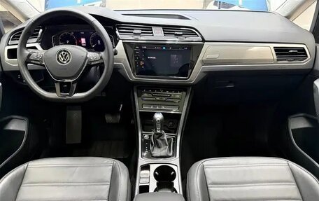 Volkswagen Touran III, 2022 год, 1 580 005 рублей, 7 фотография