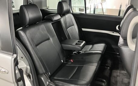 Toyota ISis I, 2015 год, 900 001 рублей, 10 фотография