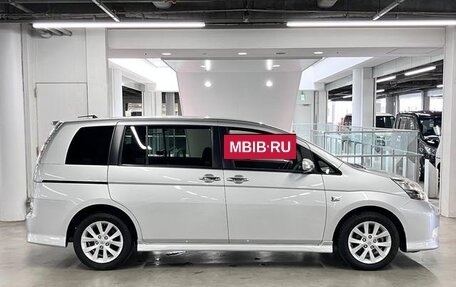 Toyota ISis I, 2015 год, 900 001 рублей, 2 фотография