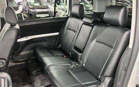 Toyota ISis I, 2015 год, 900 001 рублей, 20 фотография