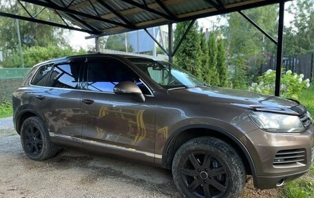 Volkswagen Touareg III, 2011 год, 1 950 000 рублей, 2 фотография
