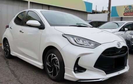 Toyota Yaris, 2023 год, 1 180 000 рублей, 3 фотография