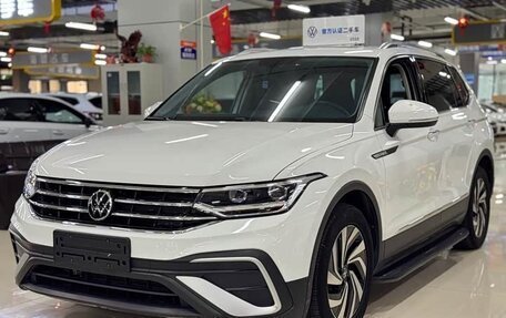 Volkswagen Tiguan II, 2023 год, 2 430 000 рублей, 1 фотография