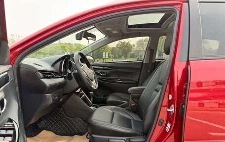Toyota Yaris, 2022 год, 1 170 005 рублей, 10 фотография