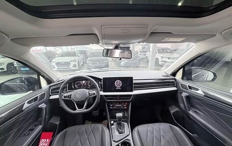 Volkswagen Tiguan II, 2023 год, 2 370 000 рублей, 11 фотография