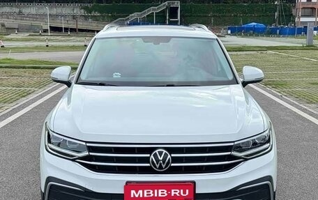 Volkswagen Tiguan II, 2023 год, 2 350 000 рублей, 2 фотография