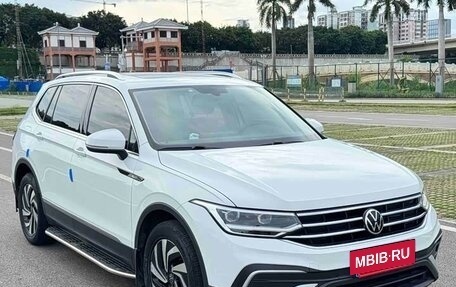 Volkswagen Tiguan II, 2023 год, 2 350 000 рублей, 3 фотография