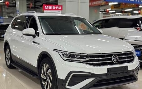 Volkswagen Tiguan II, 2023 год, 2 430 000 рублей, 3 фотография