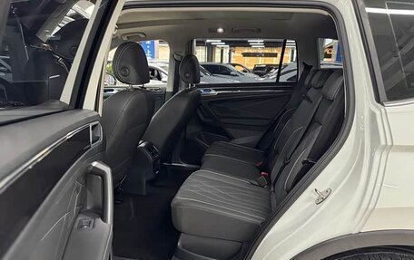 Volkswagen Tiguan II, 2023 год, 2 430 000 рублей, 8 фотография