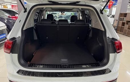 Volkswagen Tiguan II, 2023 год, 2 430 000 рублей, 12 фотография