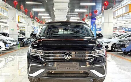 Volkswagen Tiguan II, 2023 год, 2 390 000 рублей, 2 фотография