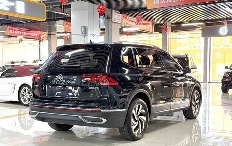 Volkswagen Tiguan II, 2023 год, 2 390 000 рублей, 4 фотография