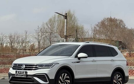 Volkswagen Tiguan II, 2023 год, 2 410 000 рублей, 2 фотография