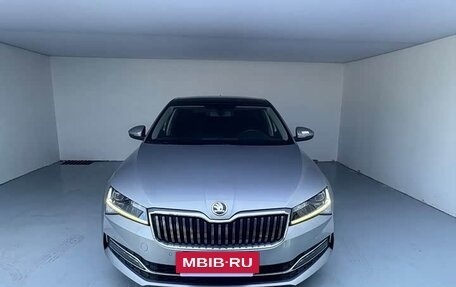 Skoda Superb III рестайлинг, 2023 год, 1 950 000 рублей, 2 фотография