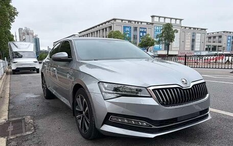 Skoda Superb III рестайлинг, 2023 год, 2 090 000 рублей, 2 фотография