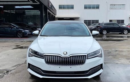 Skoda Superb III рестайлинг, 2022 год, 2 070 000 рублей, 2 фотография