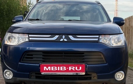 Mitsubishi Outlander III рестайлинг 3, 2013 год, 1 300 000 рублей, 4 фотография