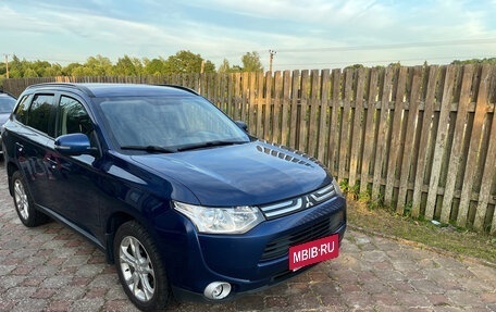 Mitsubishi Outlander III рестайлинг 3, 2013 год, 1 300 000 рублей, 5 фотография