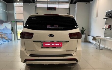 KIA Carnival III, 2017 год, 2 406 000 рублей, 5 фотография