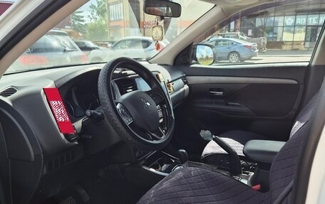 Mitsubishi Outlander III рестайлинг 3, 2018 год, 1 850 000 рублей, 10 фотография