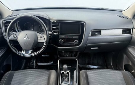 Mitsubishi Outlander III рестайлинг 3, 2017 год, 1 890 000 рублей, 12 фотография