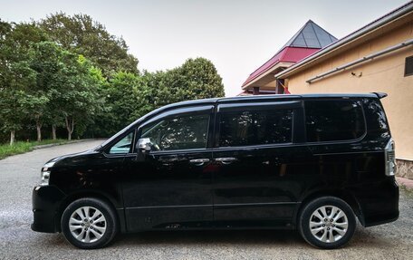 Toyota Voxy II, 2010 год, 1 550 000 рублей, 4 фотография