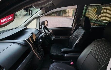 Toyota Voxy II, 2010 год, 1 550 000 рублей, 14 фотография