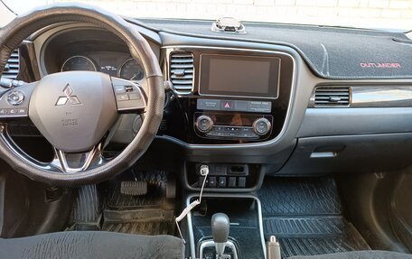 Mitsubishi Outlander III рестайлинг 3, 2018 год, 2 350 000 рублей, 5 фотография
