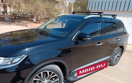 Mitsubishi Outlander III рестайлинг 3, 2018 год, 2 350 000 рублей, 4 фотография
