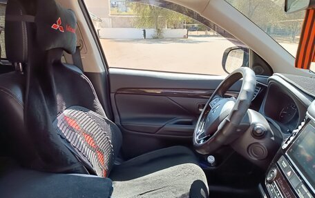 Mitsubishi Outlander III рестайлинг 3, 2018 год, 2 350 000 рублей, 9 фотография